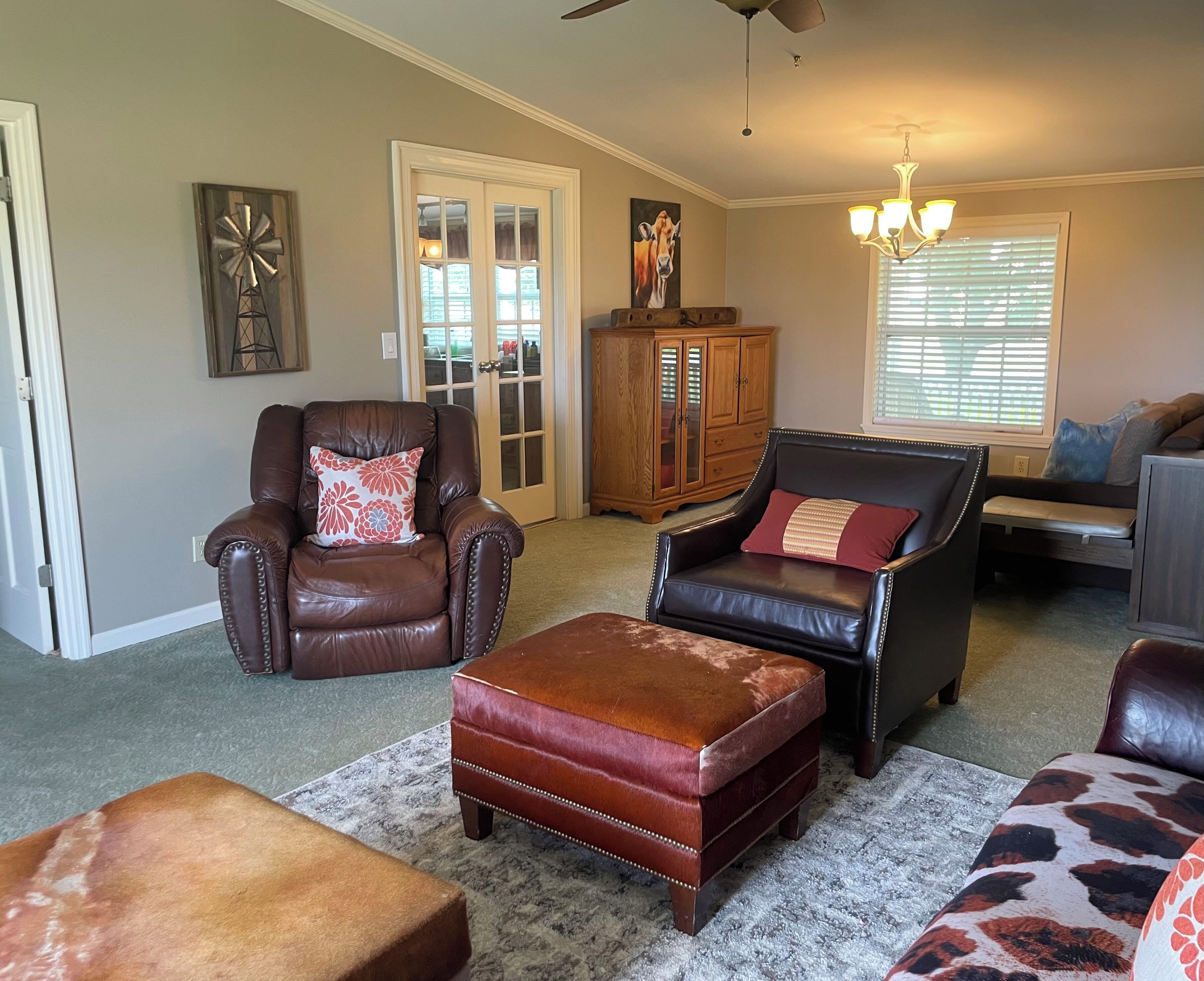 Älytelevisio, takka, kirjoja