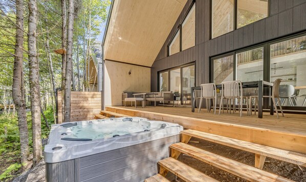 Outdoor spa tub