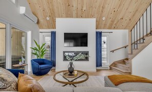 Una televisión, una chimenea, una oficina