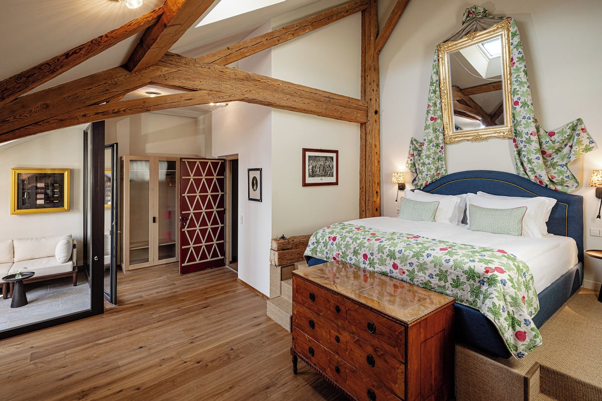 Superior Suite, Courtyard View | 1 bedroom, in-room safe, blackout curtains, soundproofing