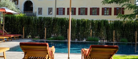 Piscine extérieure en saison