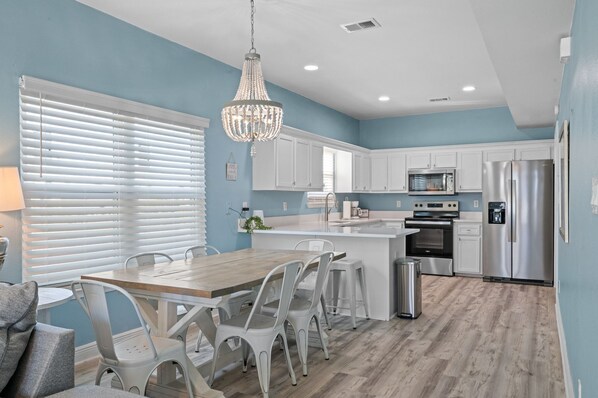 Réfrigérateur, four à micro-ondes, un four, surface de cuisson