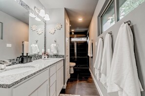 Regadera y papel de baño 