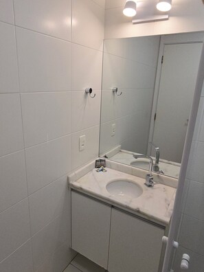 Sèche-cheveux, serviettes fournies, savon, papier toilette