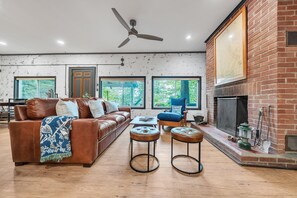 Una Smart TV, una chimenea