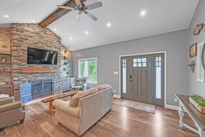 Smart TV, fireplace, ping pong, books