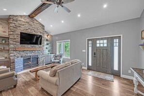 Smart-TV, Kamin, Tischtennisplatte, Bücher