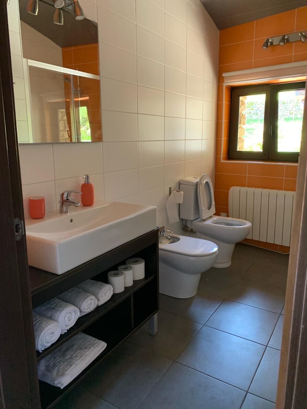 Sèche-cheveux, bidet, serviettes fournies, savon