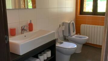 SĂšche-cheveux, bidet, serviettes fournies, savon