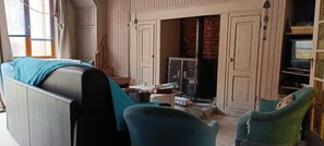 A cozy living room with a sofa, chairs, a fireplace, and a television. - Aux 10 Ponts - Gîte aux abords du fleuve- Mer à 30min-La nuitée pour 6 voyageurs (Pont-Remy)