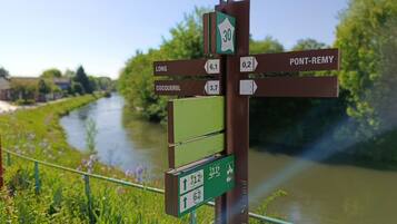 A directional signpost with distance markers to Long, COCQUEREL, and Pont-Remy.