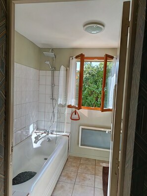 Séchoir à cheveux, serviettes fournies, savon, papier de toilette