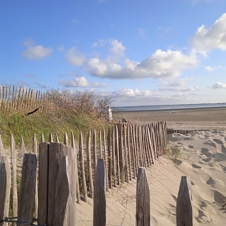 Beach. Aux 10 Ponts - Gîte aux abords du fleuve- Mer à 30min-La nuitée pour 6 voyageurs