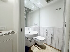 Room, 1 Bedroom, Smoking | Bathroom