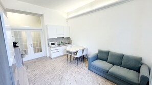 Room, 1 Bedroom, Smoking | Living room