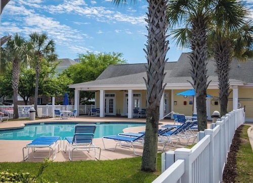 Magnificent 2BR condo, ground floor , Pool