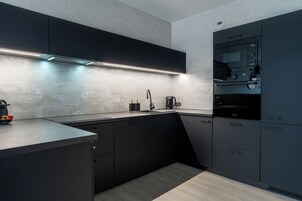 Refrigerador con freezer, microondas, horno, placa de cocina