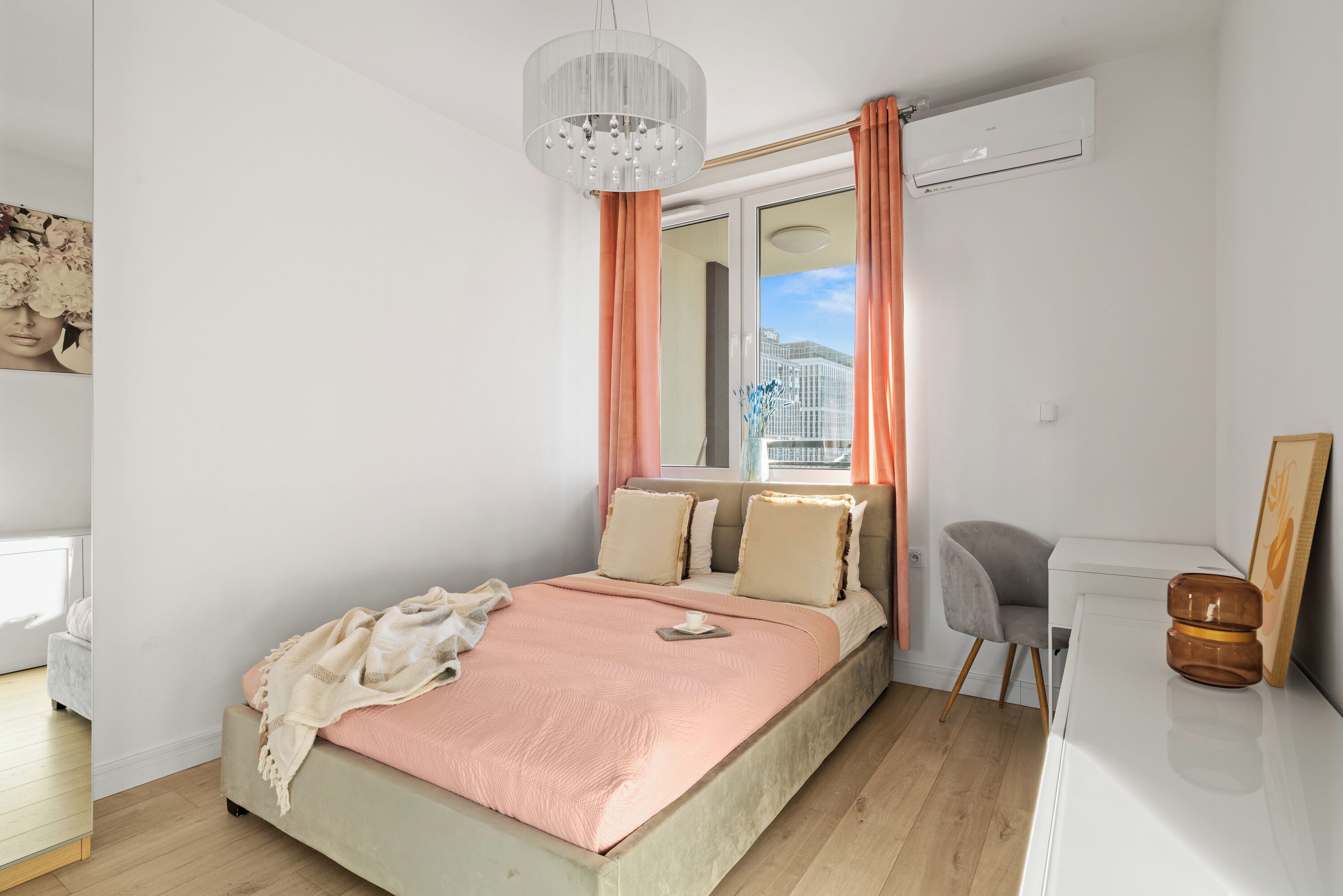 Una camera da letto moderna con un letto, una scrivania e una finestra con tende.