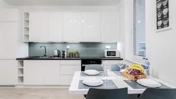 Appartement, balcon | Cuisine privée | Grand réfrigérateur, micro-ondes, four, plaque de cuisson