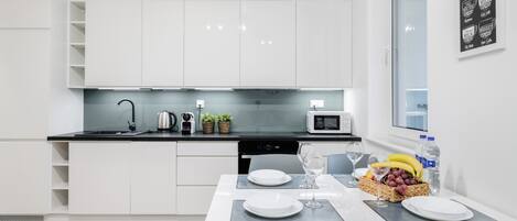 Appartement, balcon | Cuisine privée | Grand réfrigérateur, micro-ondes, four, plaque de cuisson