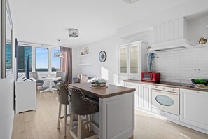 Comfort Apartment, Balcony | Private kitchen | Full-size fridge, microwave, oven, stovetop - Pure Home Premium Apartments (Wroclaw)