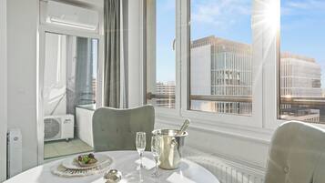 Comfort Apartment, Balcony | In-room dining