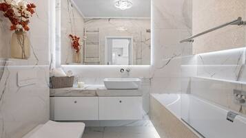 Comfort Apartment, Balcony | Bathroom | Hair dryer, towels, soap, shampoo