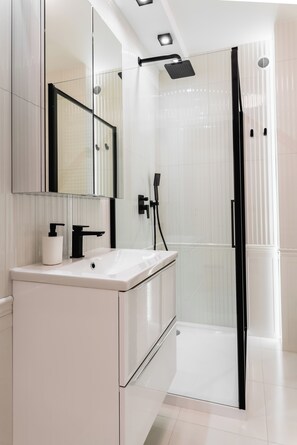 Apartment, Balcony | Bathroom | Hair dryer, towels, soap, shampoo - Pure Home Premium Apartments (Wroclaw)