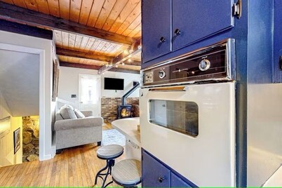 NEW! Beautiful mountain view, big deck, grill, fireplace, firepit - 3BD/1.5BA