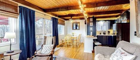 Smart TV, chimenea y libros