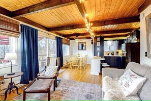 Una Smart TV, una chimenea, libros