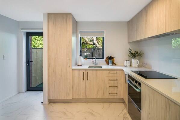 Geladeira, micro-ondas, fogão, cooktop