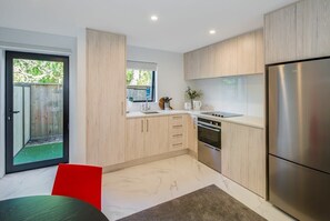 Frigorífico, microondas, horno y placa de cocina
