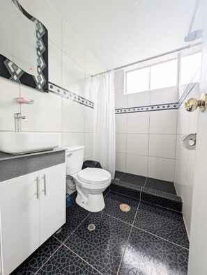 Douche, serviettes fournies, savon, papier toilette