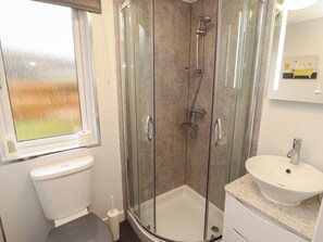 Cottage | Bathroom | Shower - Dovedale Lodge (Windermere)