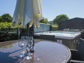 Outdoor spa tub - Dovedale Lodge (Windermere)