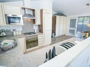 Lave-vaisselle, batterie de cuisine, vaisselle et ustensiles