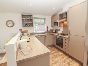 Cottage | Private kitchen | Dishwasher, cookware/dishes/utensils - Dovedale Lodge (Windermere)