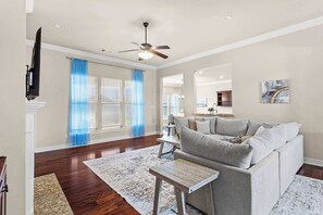 Een televisie en een open haard