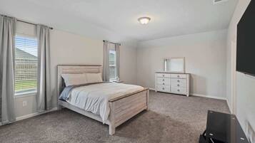 4 bedrooms, iron/ironing board, WiFi, bed sheets