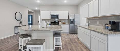 Een koelkast, een magnetron, een oven, een kookplaat