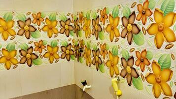 Dusche, kostenlose Toilettenartikel, Handtücher, Seife