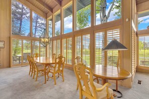 Dining - AC, great for families, Pet friendly, great perks, huge kitchen, amazing views! (Sunriver)