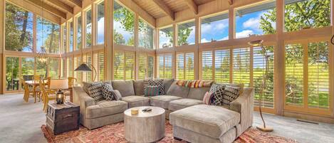 Télévision, cheminée, table de tennis de table