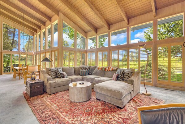 Télévision, cheminée, espaces bureaux