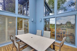 Outdoor dining - AC, great for families, Pet friendly, great perks, huge kitchen, amazing views! (Sunriver)
