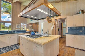 Køleskab, mikrobølgeovn, ovn, kogeplade