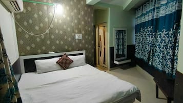 Deluxe-Dreibettzimmer, Meerblick | Schreibtisch, laptopgeeigneter Arbeitsplatz