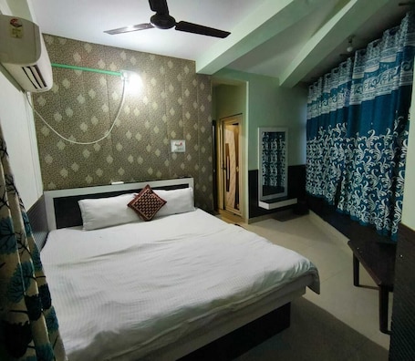 Deluxe Triple Room, Sea View | Desk, laptop workspace. Hotel J B Palace