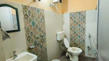 Deluxe Triple Room, Sea View | Bathroom